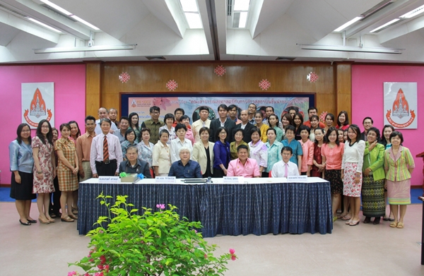 ร่วมถ่ายภาพ คณะสาธารณสุขศาสตร์ จัดเสวนา มุ่งสู่การเป็นสถาบันชั้นนำของอาเซียน 2